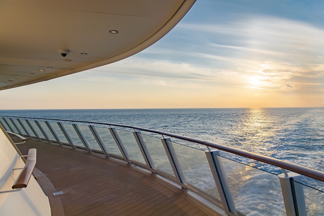 Blick von einem Schiff auf das Meer